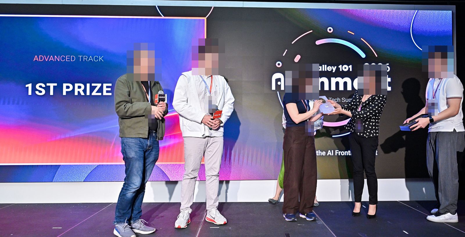 STORY101 LAB awards ceremony: Advanced Track 1st Prize (faces pixelated) / STORY101 LAB 颁奖现场：Advanced 组一等奖（人脸已打码）